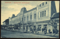 SZENTES 1915. ca. . Szentesvidéki takarékpénztár, utcakép Strasser és König , régi képeslap